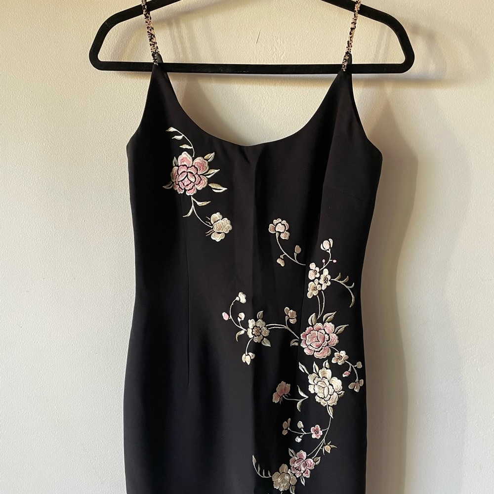 Elegant cocktail dress in black with beautiful detail size 4
